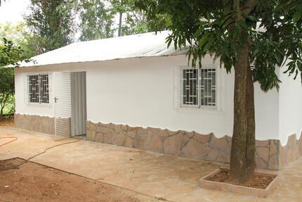 Paraguay, Mbocayaty (Guairá): Haus 3 Zimmer Küche Bad, viele Bäum 3 zimmer