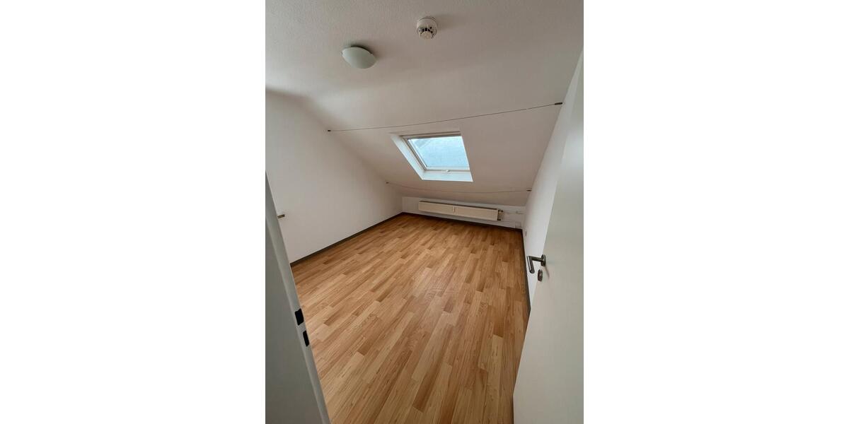 Sonnige und ruhige DG-Wohnung in Groß-Ellershausen 3 zimmer