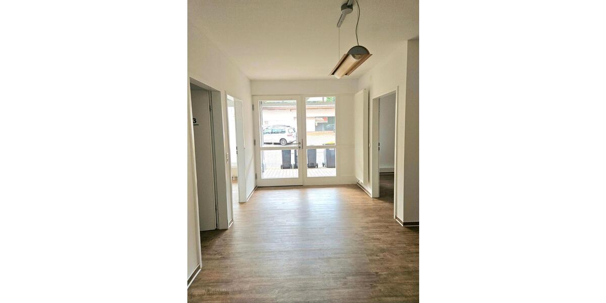 Vielseitig nutzbare Gewerbefläche mit 5 (Behandlungs- ) Räumen zimmer