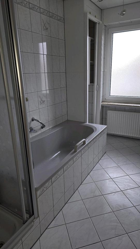 Großzügige 3-Zimmer-Wohnung, Küche, Bad, Balkon, Treppenlift