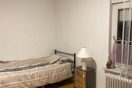 1 zimmer in 4er wg frei zentrale lage ab Februar. 4 zimmer