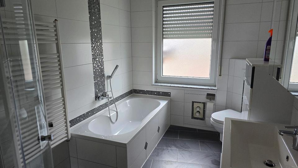 wunderschöne 3 Zimmer-Wohnung, Küche, Bad, Balkon, Kellerraum