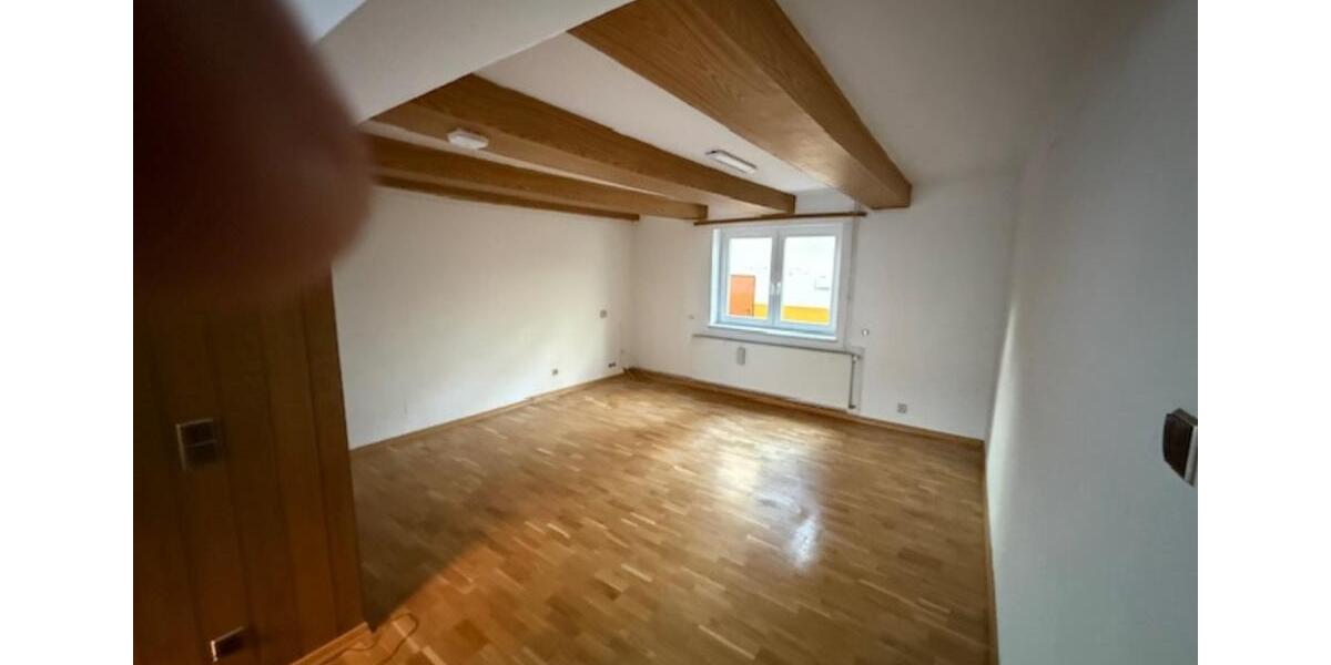 Schnäpchen Großes Wohnhaus Wohnung mit Garage und zusätzlicher Nutzfläche 10 zimmer