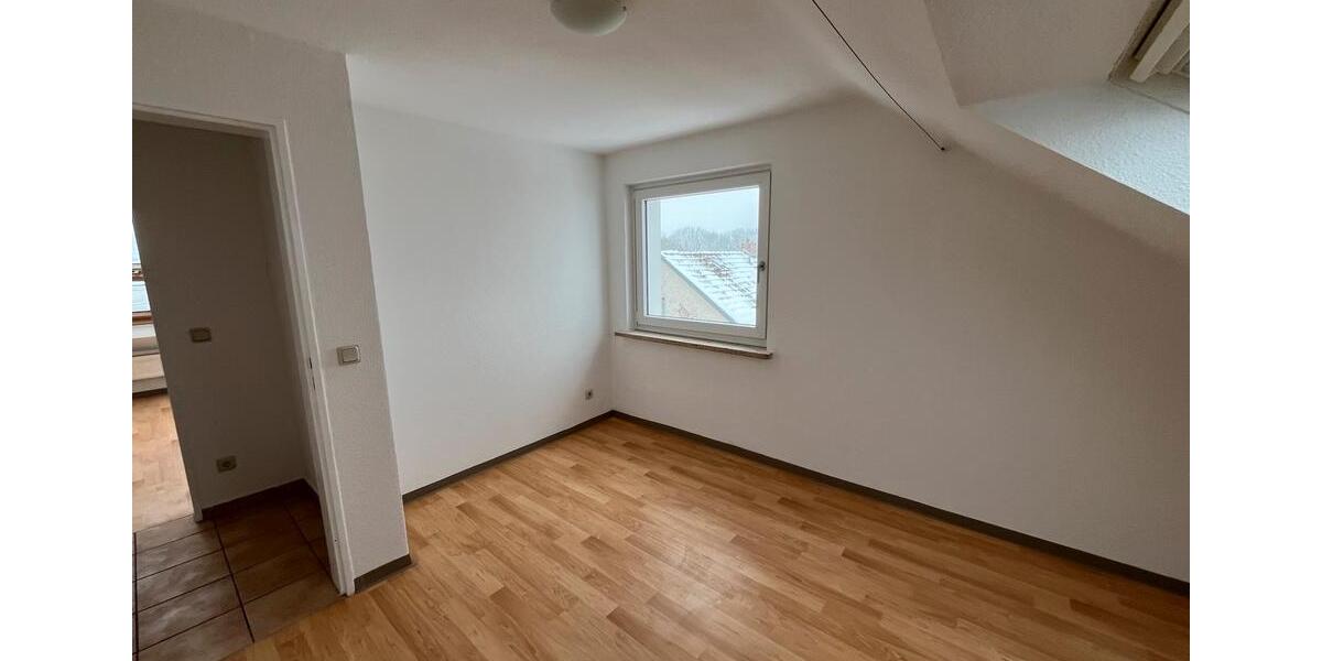Sonnige und ruhige DG-Wohnung in Groß-Ellershausen 3 zimmer