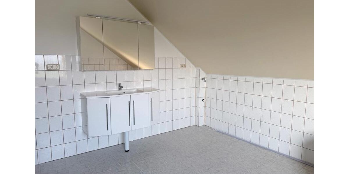 Dachgeschoßwohnung Rosdorf - 4 Zimmer, 120 m&sup2;, 600&euro; | Angebot:25406403