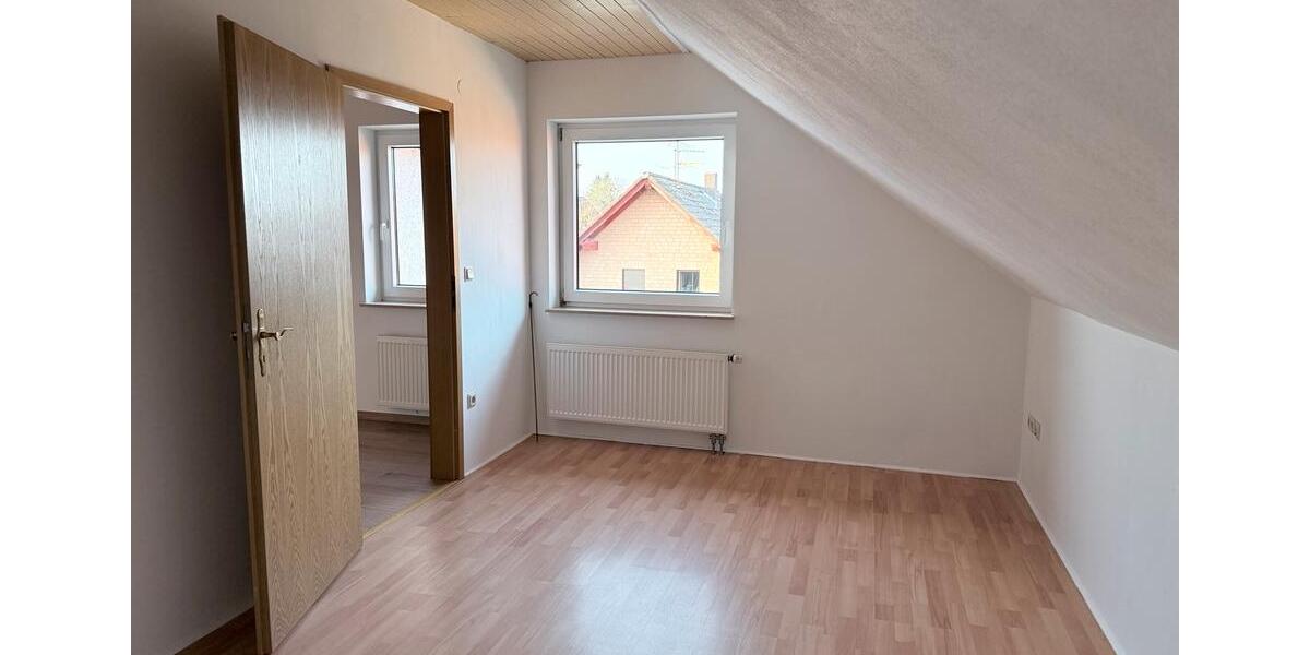 Dachgeschoßwohnung Rosdorf - 4 Zimmer, 120 m&sup2;, 600&euro; | Angebot:25406403