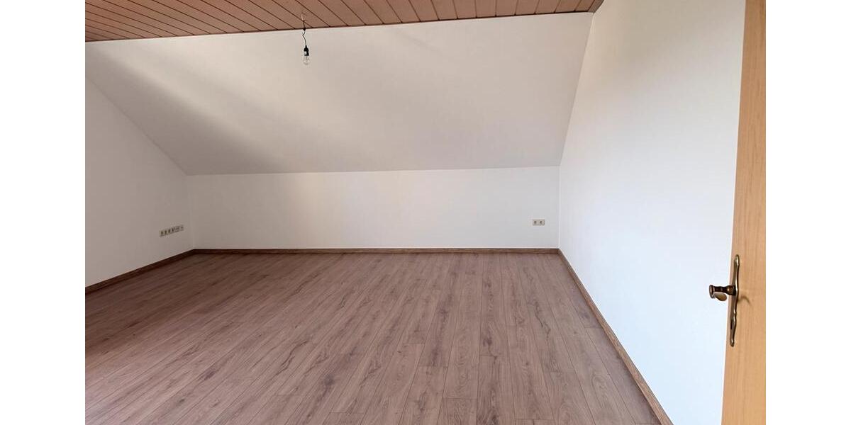 Dachgeschoßwohnung Rosdorf - 4 Zimmer, 120 m&sup2;, 600&euro; | Angebot:25406403