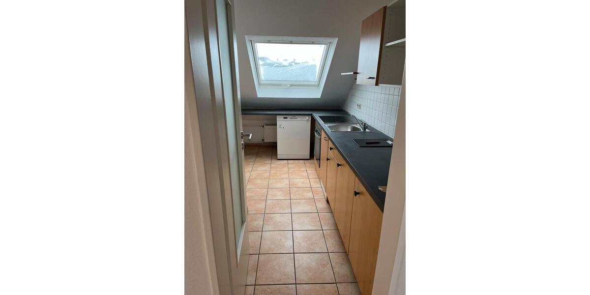 Sonnige und ruhige DG-Wohnung in Groß-Ellershausen 3 zimmer