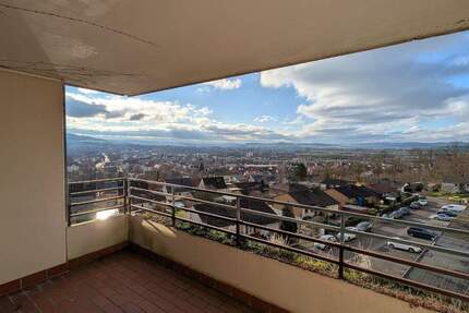 Neu renovierte großzügige 3-Zi.- ETW. m. Stellplatz, Einbauküche und 2 überd.-Balkone m. phantastischen Fernsicht 3 zimmer