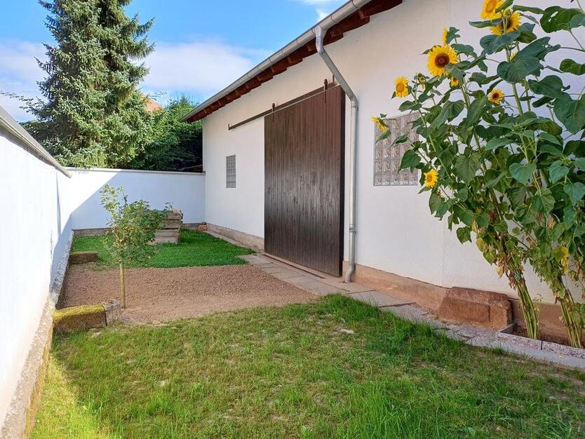 Einfamilienhaus mit Garten und Nebengebäude