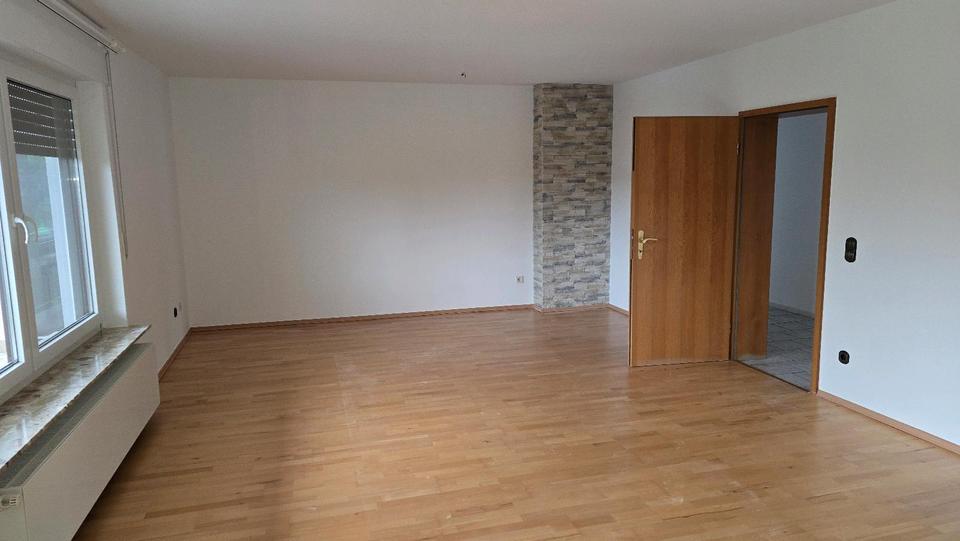 Großzügige 3-Zimmer-Wohnung, Küche, Bad, Balkon, Treppenlift