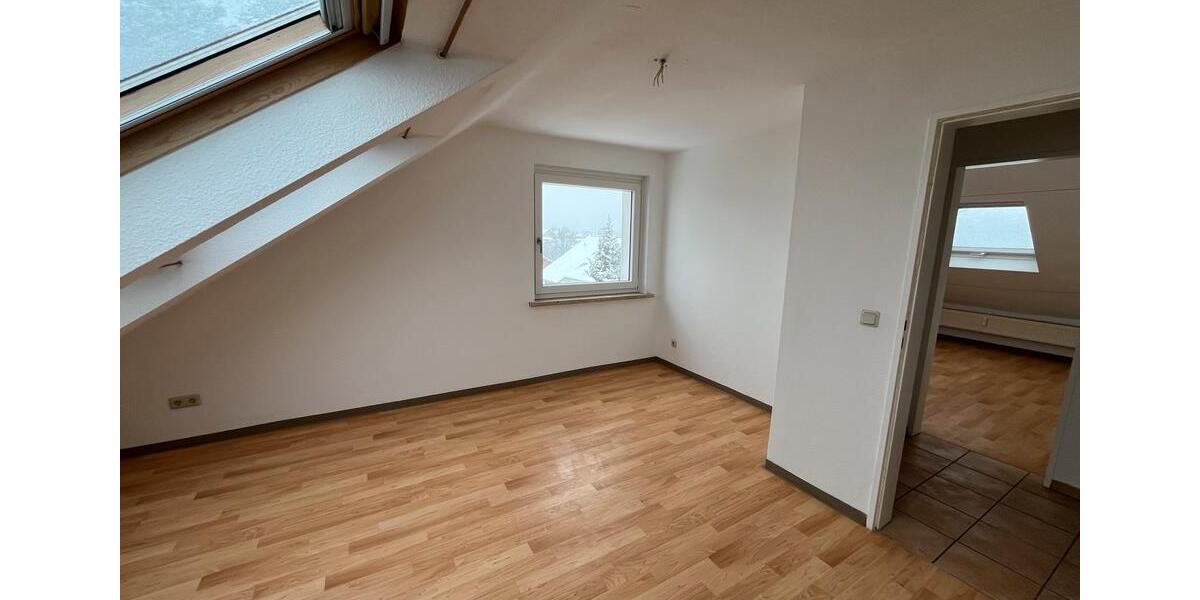 Sonnige und ruhige DG-Wohnung in Groß-Ellershausen 3 zimmer