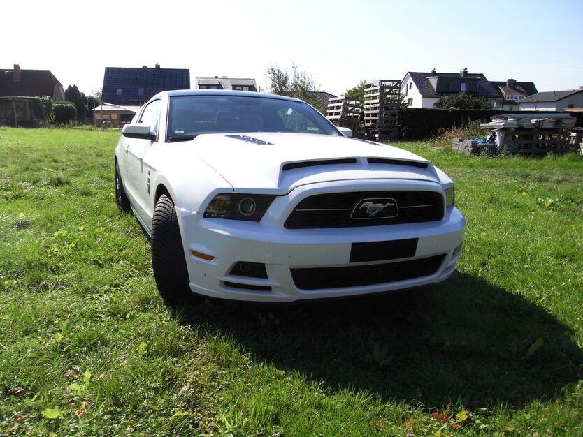 Ford Mustang 70.000 km 23.800 € Staufenberg 34355