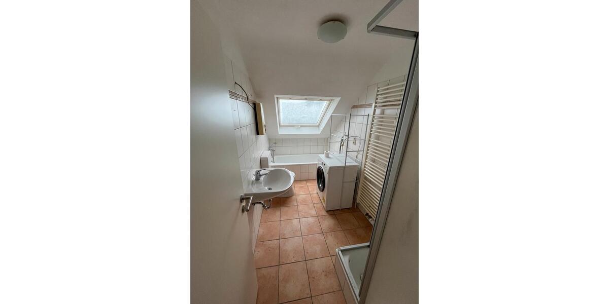 Sonnige und ruhige DG-Wohnung in Groß-Ellershausen 3 zimmer