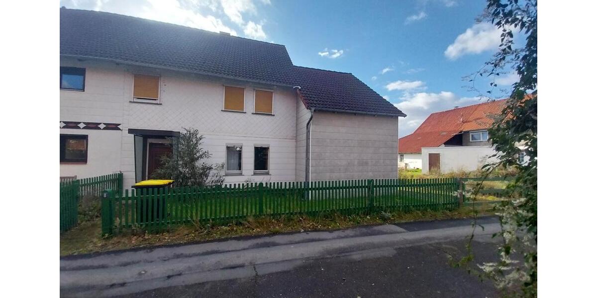 Doppelhaushälfte in ruhiger Lage - sanierungsbedürftig 6.5 zimmer