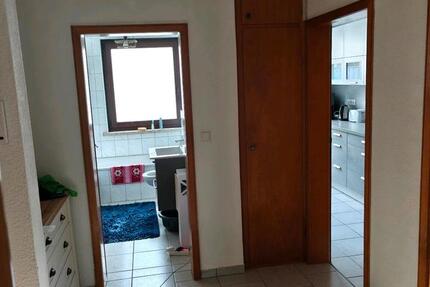 Erdgeschosswohnung, Bj. 1974, ca 70qm, Stellplatz 3 zimmer