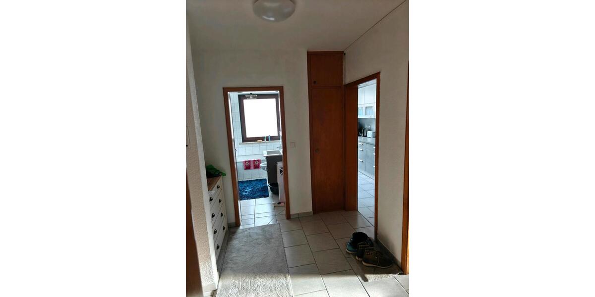 Erdgeschosswohnung, Bj. 1974, ca 70qm, Stellplatz 3 zimmer