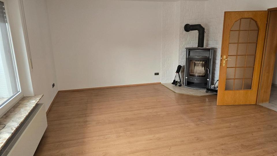 wunderschöne 3 Zimmer-Wohnung, Küche, Bad, Balkon, Kellerraum