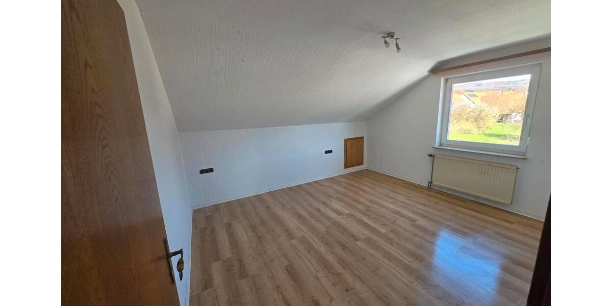 Dachgeschoßwohnung Dransfeld - 3 Zimmer, 94 m&sup2;, 800&euro; | Angebot:26272820