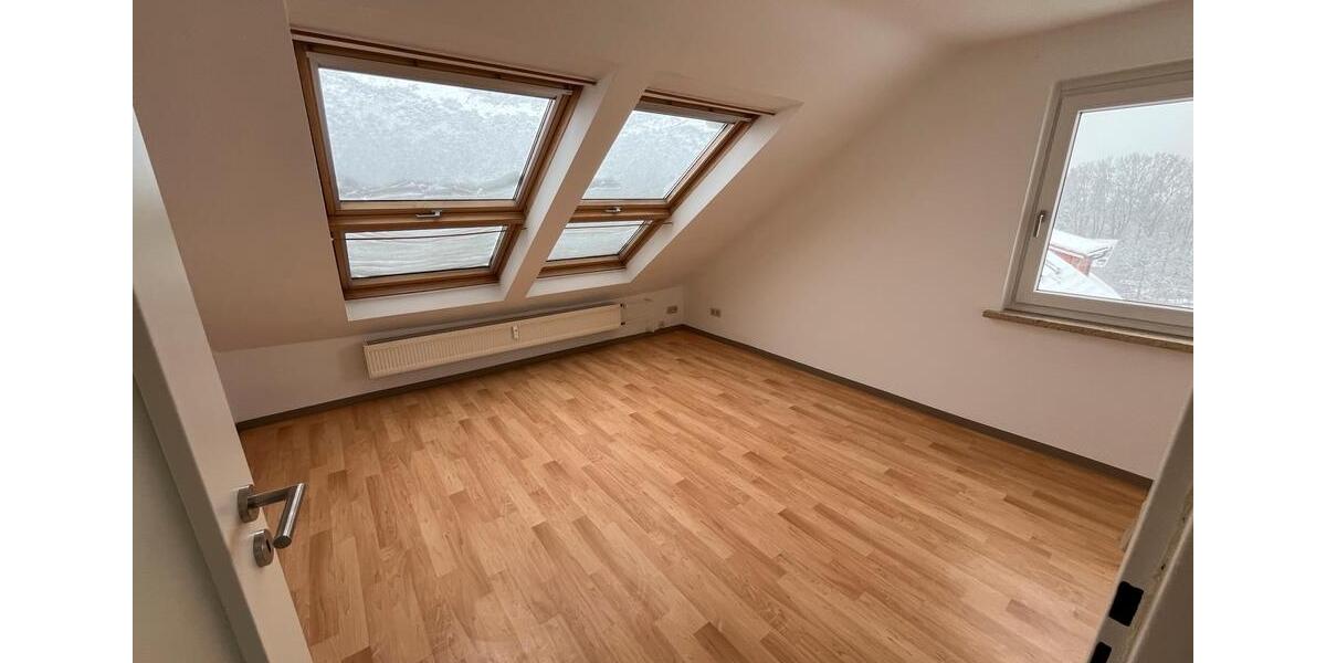 Sonnige und ruhige DG-Wohnung in Groß-Ellershausen 3 zimmer