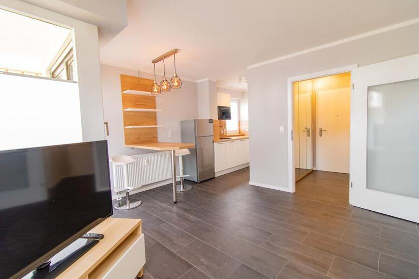 Top renoviert - Helle 1-Zimmer-Wohnung mit Balkon - zentral
