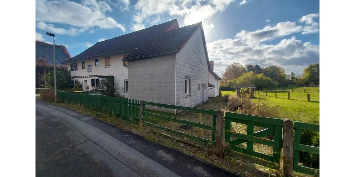 Doppelhaushälfte in ruhiger Lage - sanierungsbedürftig 6.5 zimmer