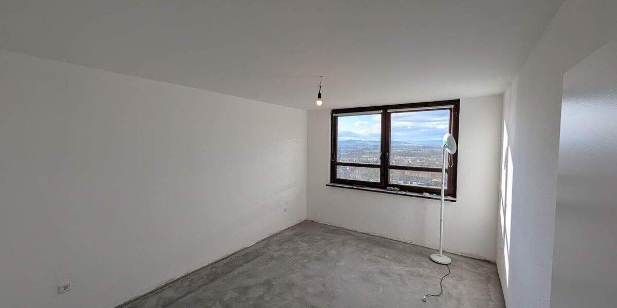 Neu renovierte großzügige 3-Zi.- ETW. m. Stellplatz, Einbauküche und 2 überd.-Balkone m. phantastischen Fernsicht 3 zimmer