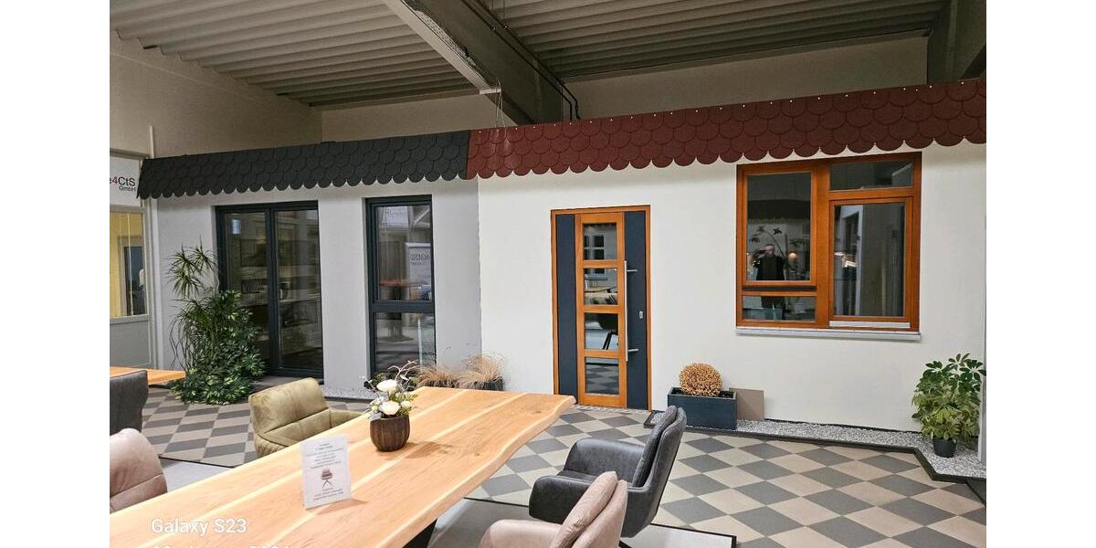 Ausstellungsfläche mit kleinem Büro zimmer