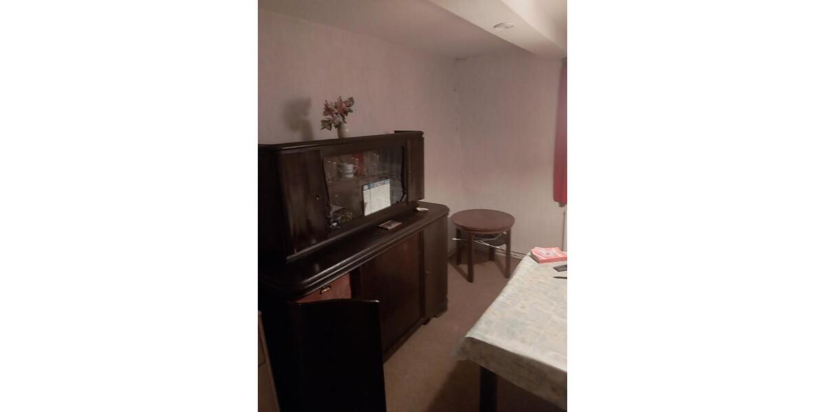 Doppelhaushälfte in ruhiger Lage - sanierungsbedürftig 6.5 zimmer