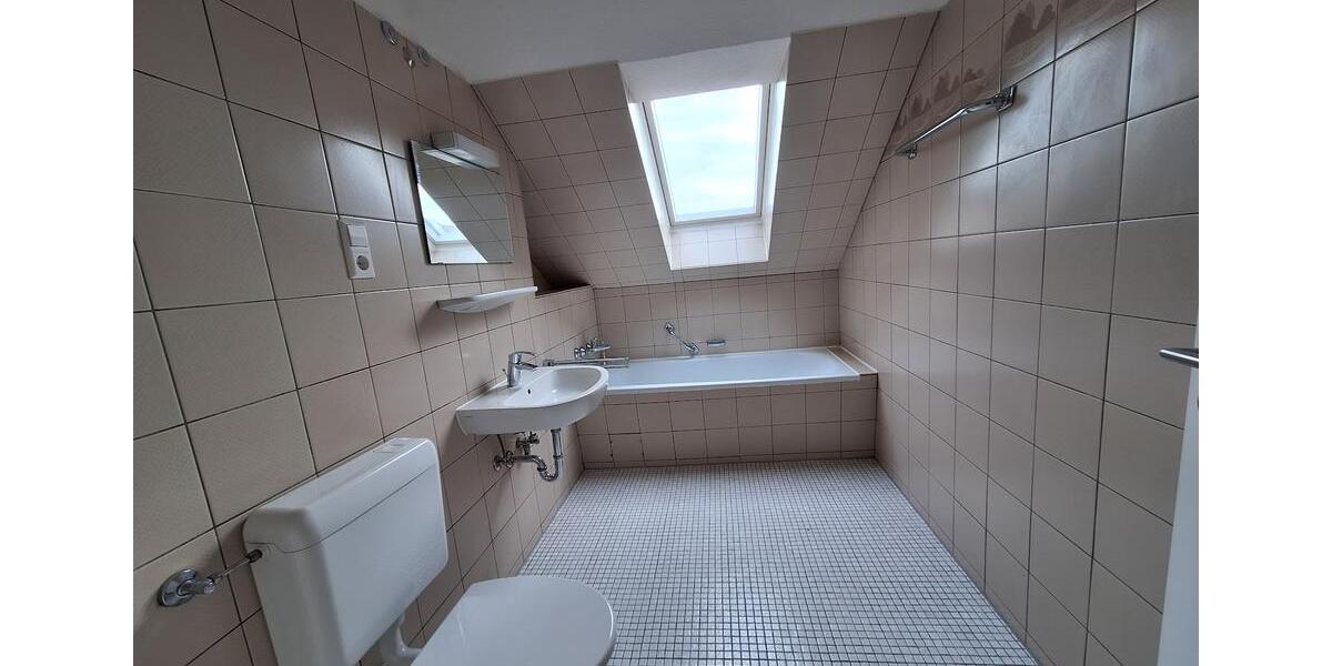 Dachgeschoßwohnung Uslar - 3 Zimmer, 81 m&sup2;, 468&euro; | Angebot:24672733