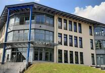 *Moderne, lichtdurchflutete Büroetage mit Fahrstuhl und Parkplätzen*
